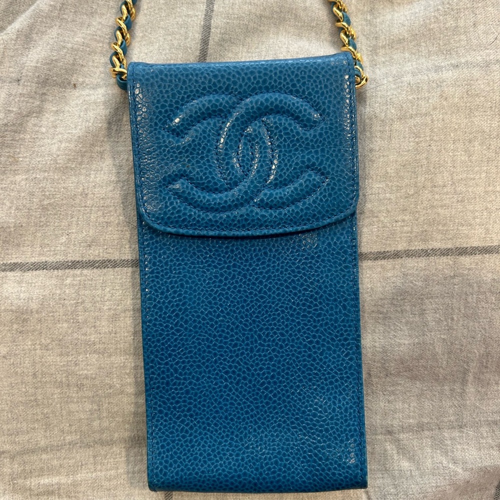 Stunning Chanel Phone Case w/ long Gold Chain !